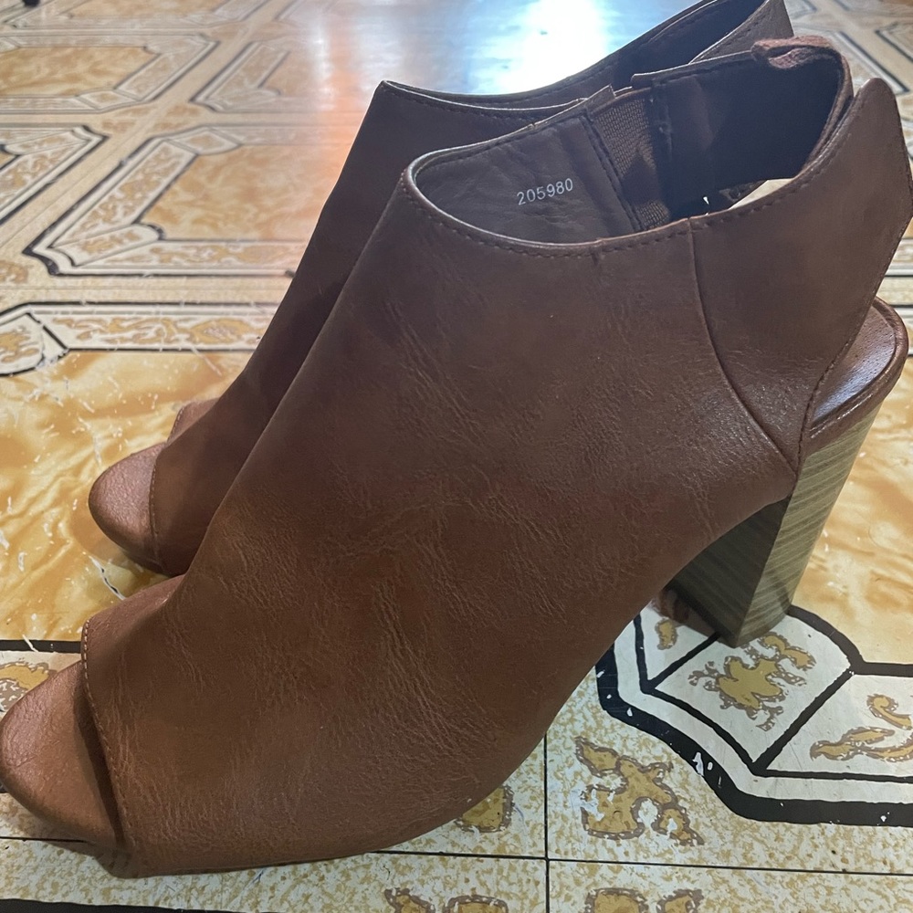 Gap brown heels
